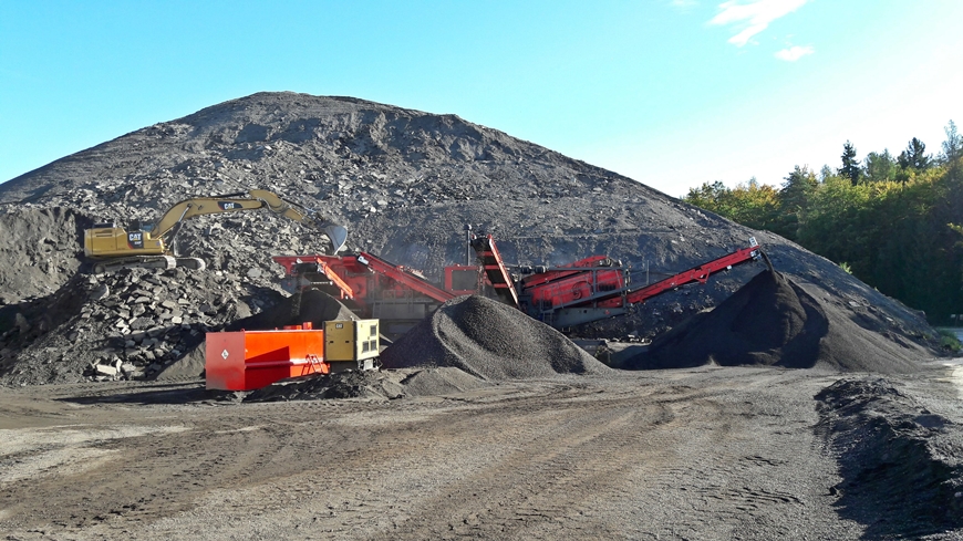 Schwarze Asphaltberge: Der Schweizer Ausbauasphalt soll möglichst komplett wieder zurück in die Strassen. Bild: Empa